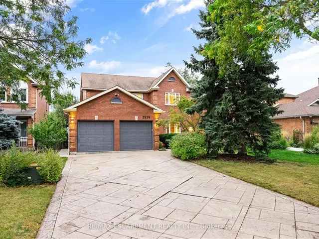 Luxury Erin Mills Home 6 Car Driveway Custom Cabinetry Chef's Kitchen