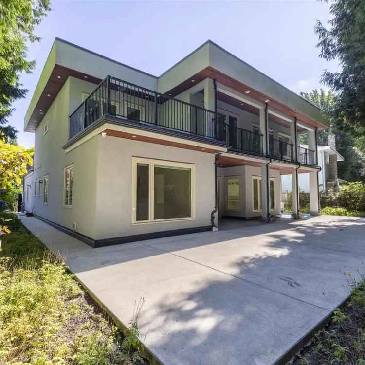 Luxury House for Sale in Ocean Cliff South Surrey with Exquisite Finishes