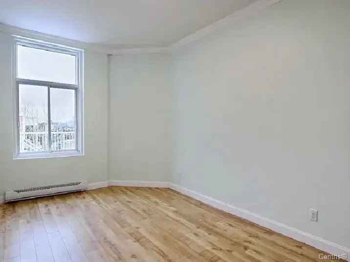 Rosemont 3-Bedroom Renovated Apartment - Balcony