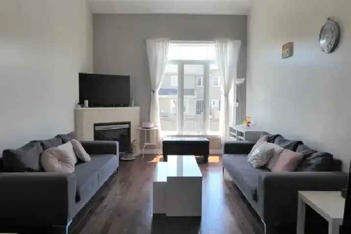 Spacious 3 Bedroom Townhome in Kanata Available June