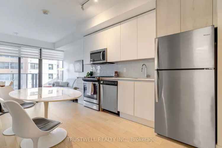 Bright 2-Bed 2-Bath Condo Near St Lawrence Market