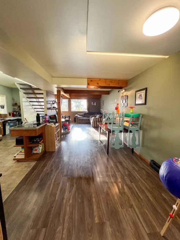 Buy House in Manitou with Unique Design and Spacious Lot