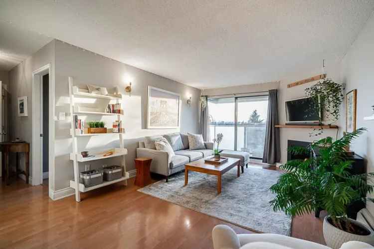 Lower Lonsdale Condo 2 Bed 1.5 Bath City Views