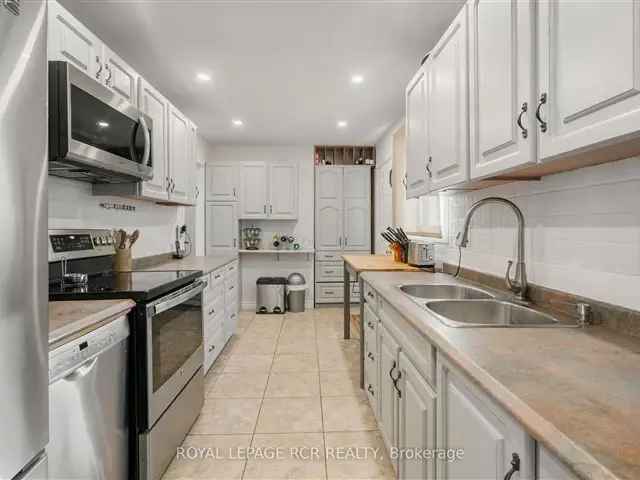 House For Sale in Newmarket, Ontario