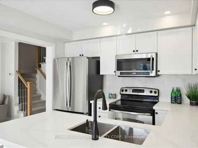 Burlington Freehold Townhome 3 Bed 2.5 Bath Updated Kitchen Close to Amenities