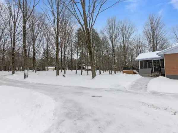 Renovated Country Bungalow near Amenities