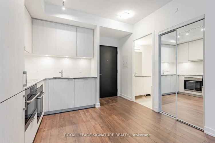 Rent Condo Near St Lawrence Market with Fitness Amenities in Toronto