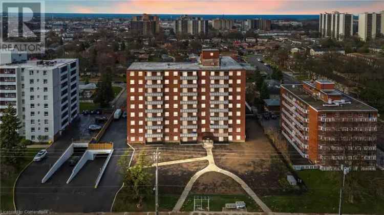 Cozy 2-Bed 2-Bath Main Floor Condo Near Amenities