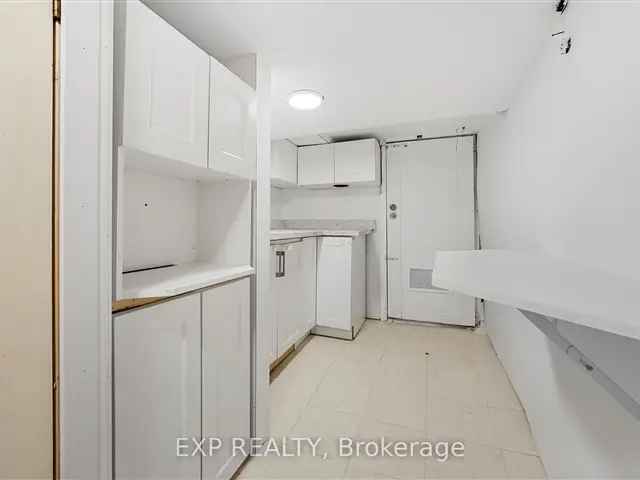 Modern 4-Bedroom Home Near Queen St W Toronto