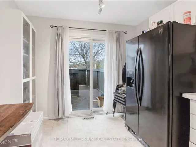 Bowmanville Family Home 3 Beds 2 Baths Large Kitchen