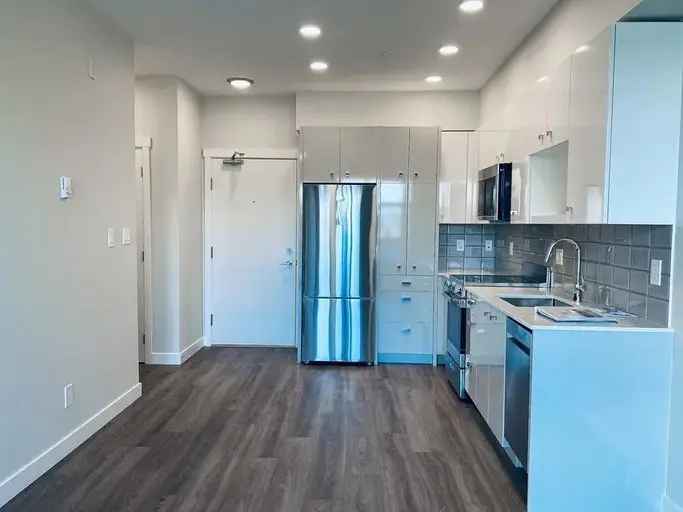 1 Bed 1 Bath Surrey Apartment Near Skytrain - Large Patio