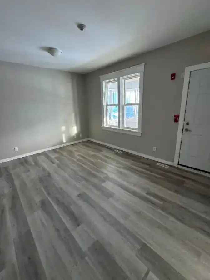 West End Main Floor 2 Bed/1 Bath Triplex Suite, Close To HSC