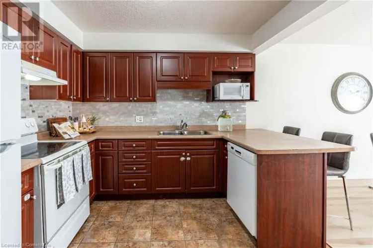 3 Bed 2 Bath Townhouse Near LRT - Low Condo Fees