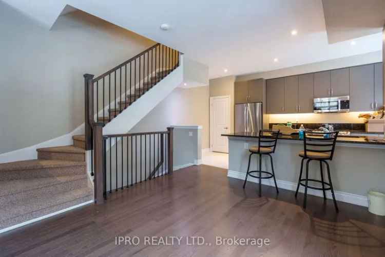 Luxury Streetsville Townhouse: 3 Beds, 2 Baths, Underground Parking