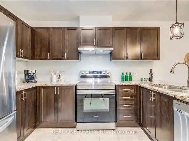 3-Storey Townhouse in Shoreacres - 2 Beds, 2 Baths, Family-Sized Kitchen