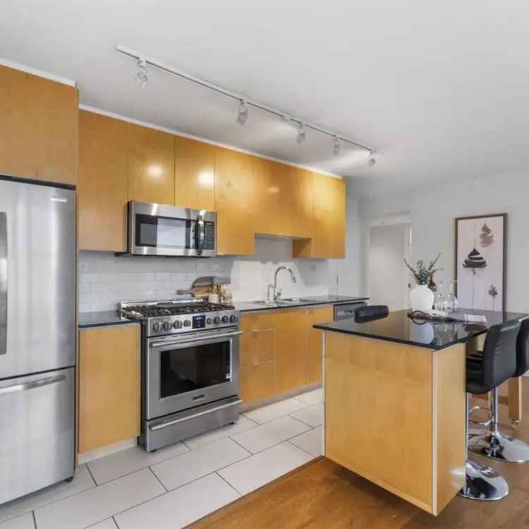 Yaletown Condo with Breathtaking Views and Versatile Den