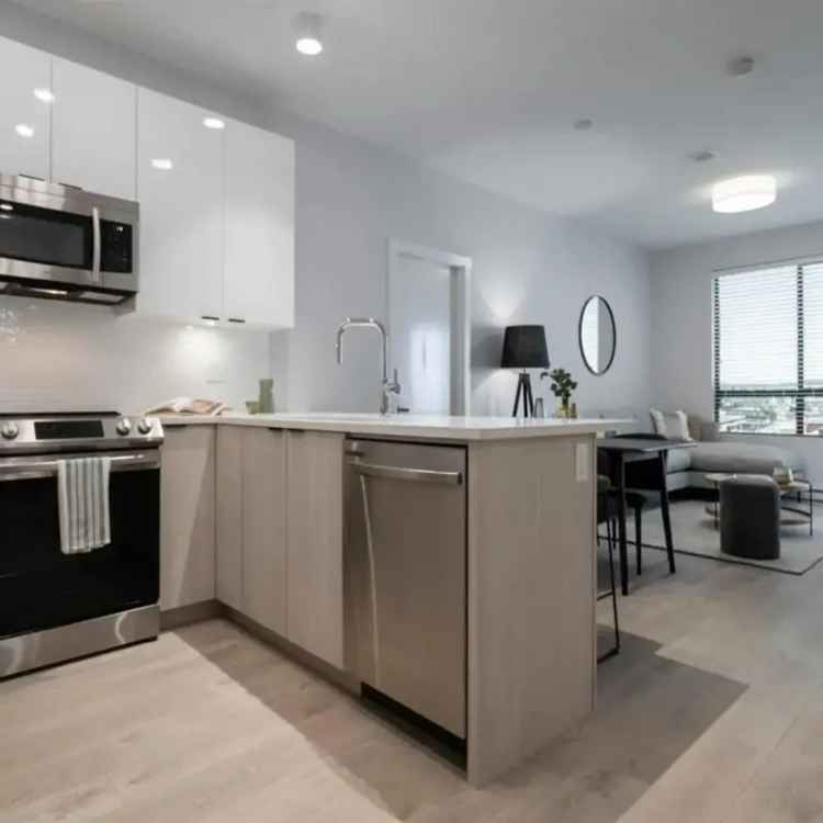 1 Bed 1 Bath Condo near Surrey Central - Modern Amenities