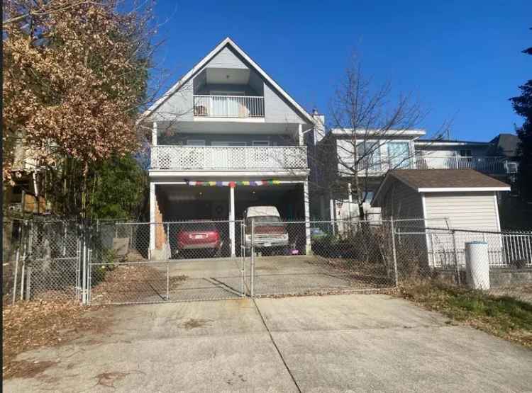 3 Bedroom Family Home Downtown Great View 2 Decks Double Carport