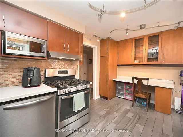 Updated Semi-Detached Home 3 Beds 2.5 Baths Fenced Yard Hot Tub