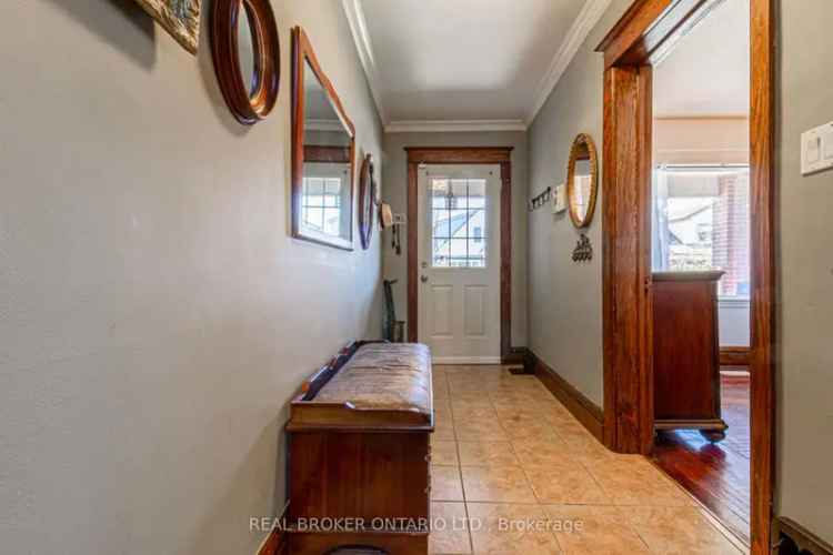 Charming Detached Home in Vibrant Neighbourhood