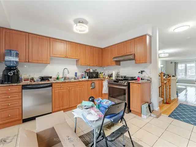 3 Bed 2.5 Bath Freehold Townhome in Lisgar