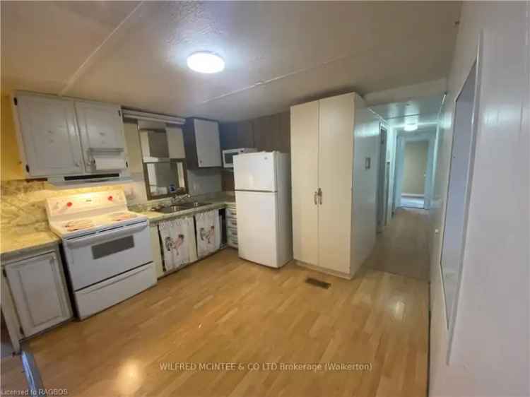 Spacious Mobile Home in Country Village Park - 3 Bedrooms Heated Garage