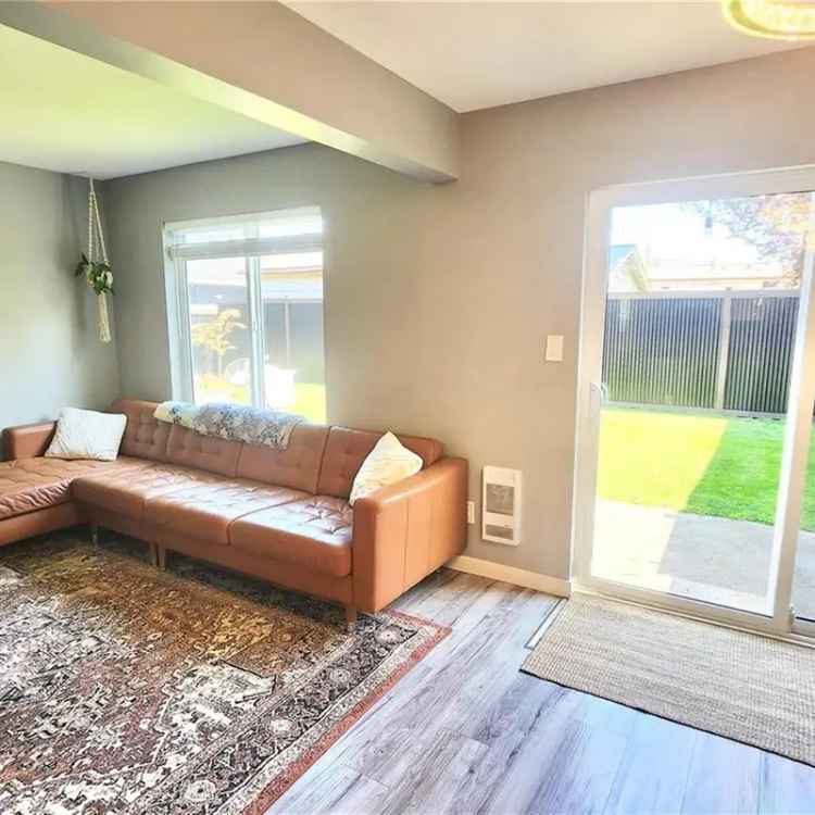 Beautifully Renovated 3-Bedroom Half Duplex Willow Point