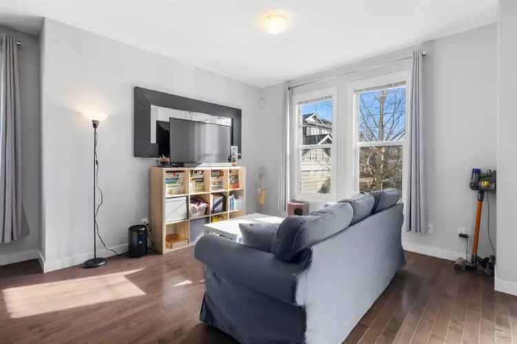 Townhouse for Sale in Calgary with Modern Features and Community Amenities