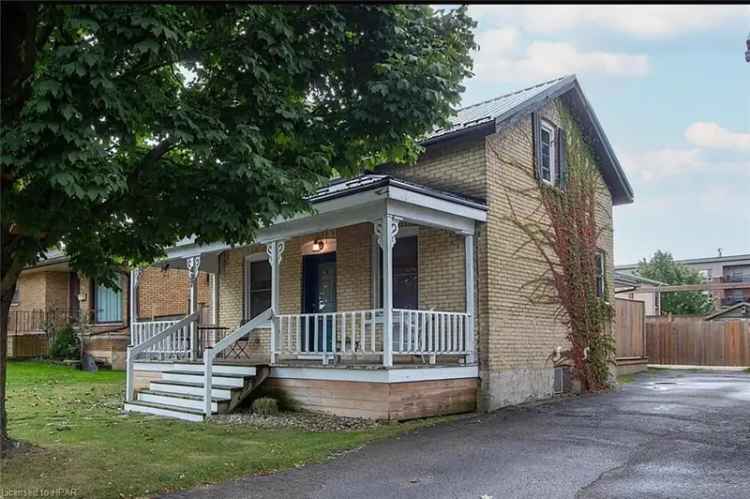 Stratford Festival Area Cottage - One Level Living with Bonus Rooms