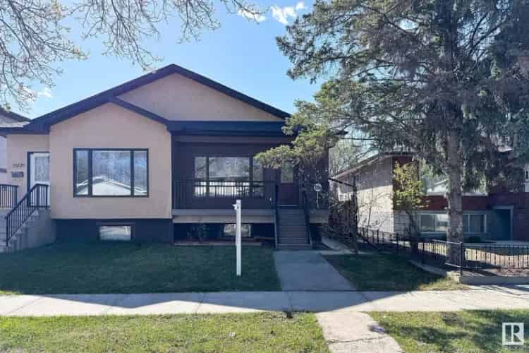Spacious 4 Bedroom 3 Bath Duplex near West Edmonton Mall