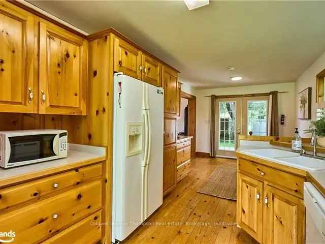 Charming 1892 Log Home Sprucedale 3 Bed 2 Bath Double Garage