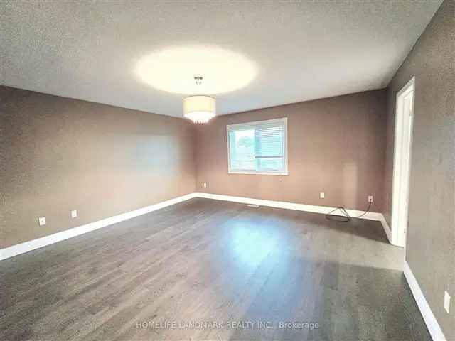 Bright Semi-Detached Home Near Upper Canada Mall