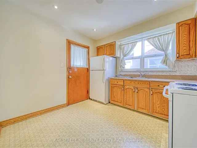 Family Home 3 Beds 3 Baths 2 Kitchens Finished Basement