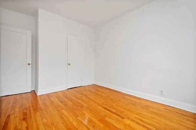 Rent 2 Bedroom Apartment in Ottawa with Spacious Bedrooms and Hardwood Floors