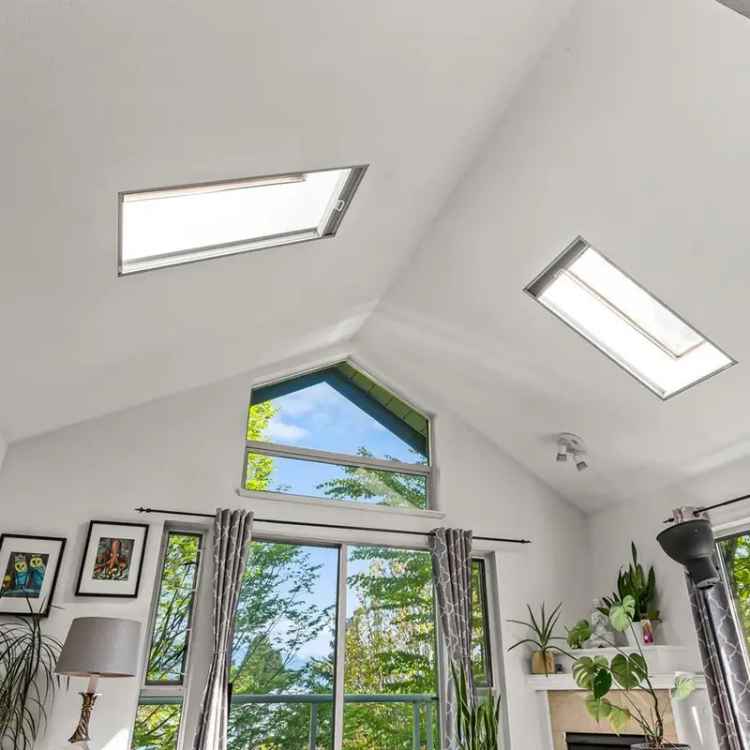 Bright 2-br Penthouse Corner Suite in Newport on Main