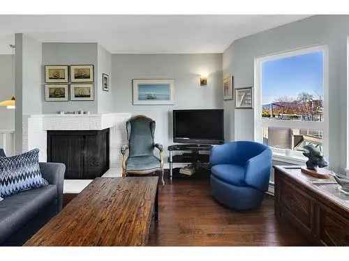 Fully Renovated 2 Bed Townhome Near Broadway