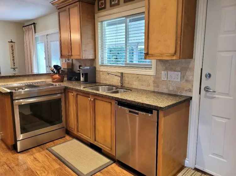 4 Bedroom Home in Parkside Estates - Updated Kitchen and Bathrooms