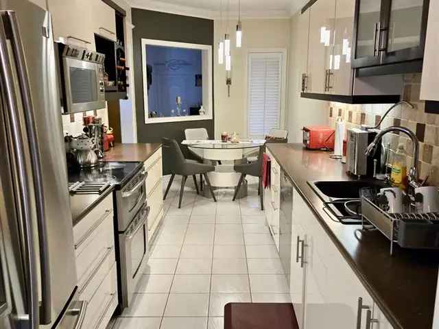 Freehold Townhouse Near Yonge Street Richmond Hill