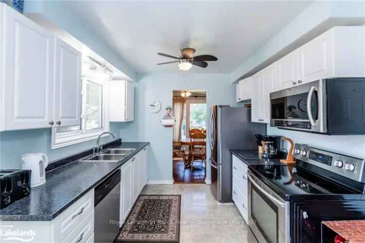 4-Bedroom Home in Wyevale Family Friendly Updated Kitchen and Bathroom