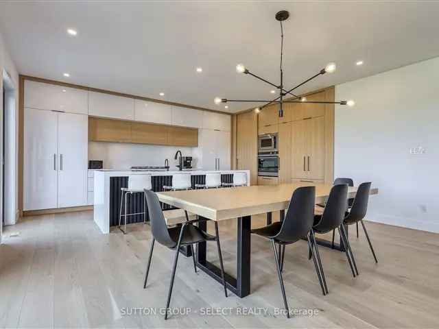 Modern 4-Bedroom Home in Edgewater Estates Near London