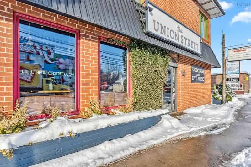 Buy Restaurant in Berwick with Exceptional Service and Outdoor Seating