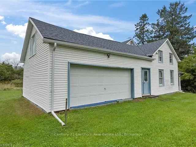 Charming 1880s 4-Bedroom Home on 8 Acres Near Napanee