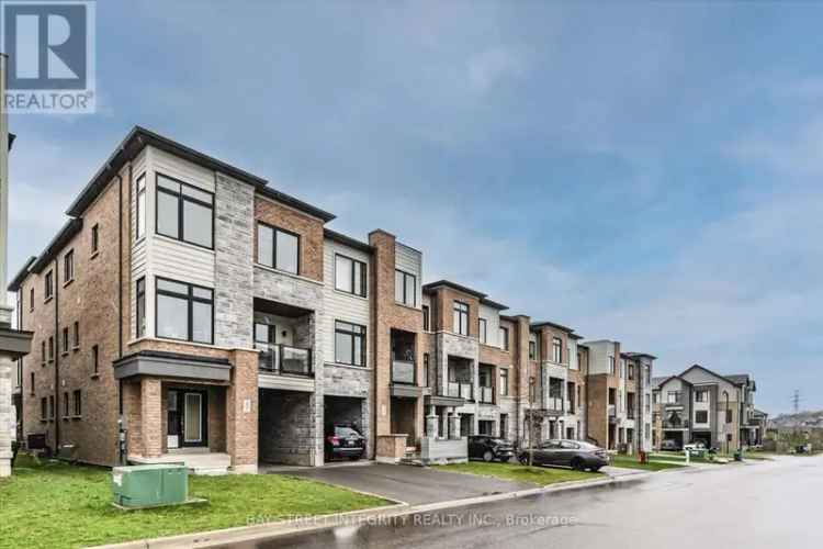 Newmarket Freehold Townhome - 3 Beds, Open Concept, Modern Kitchen