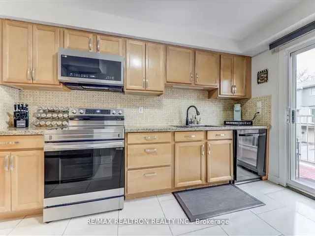 3-Bed 3-Bath Townhome Near Cooksville GO  Family-Friendly Complex