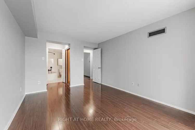 Condo For Sale in Steeles Avenue West, Vaughan, Ontario