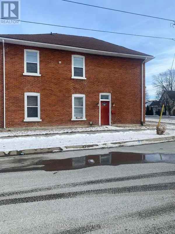 2 or 3 Bedroom Brick Row House Near Loyalist College