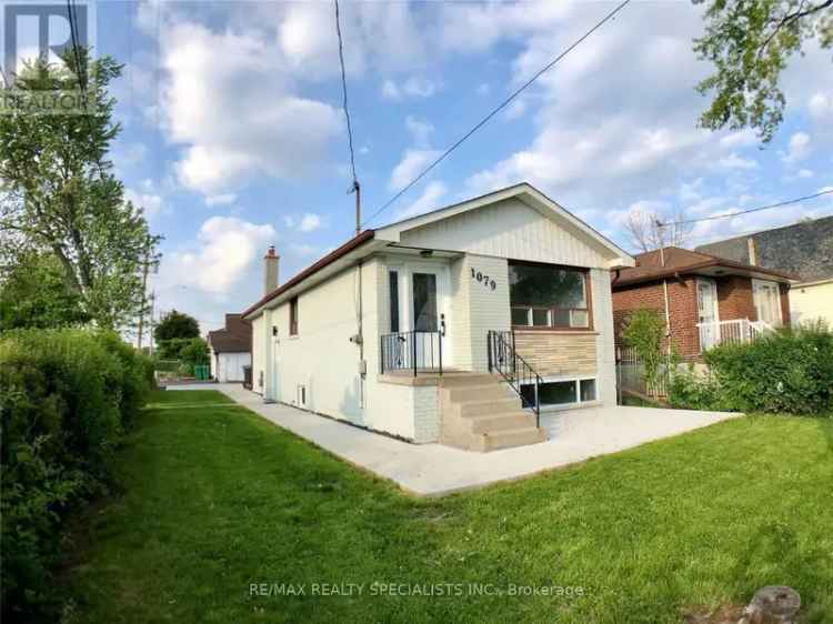 Rent Duplex Property Near Lakeshore with Modern Upgrades