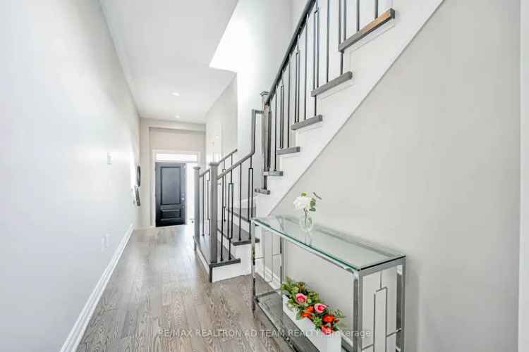 Stunning Modern Link Home Near Lakefront Hwy 401