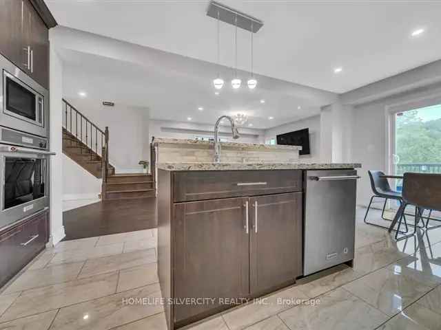 4 Br Detached House Double Garage Ravine View Finished Basement