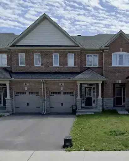 Beautiful townhome for rent in Ottawa with 3 bedrooms and fenced backyard